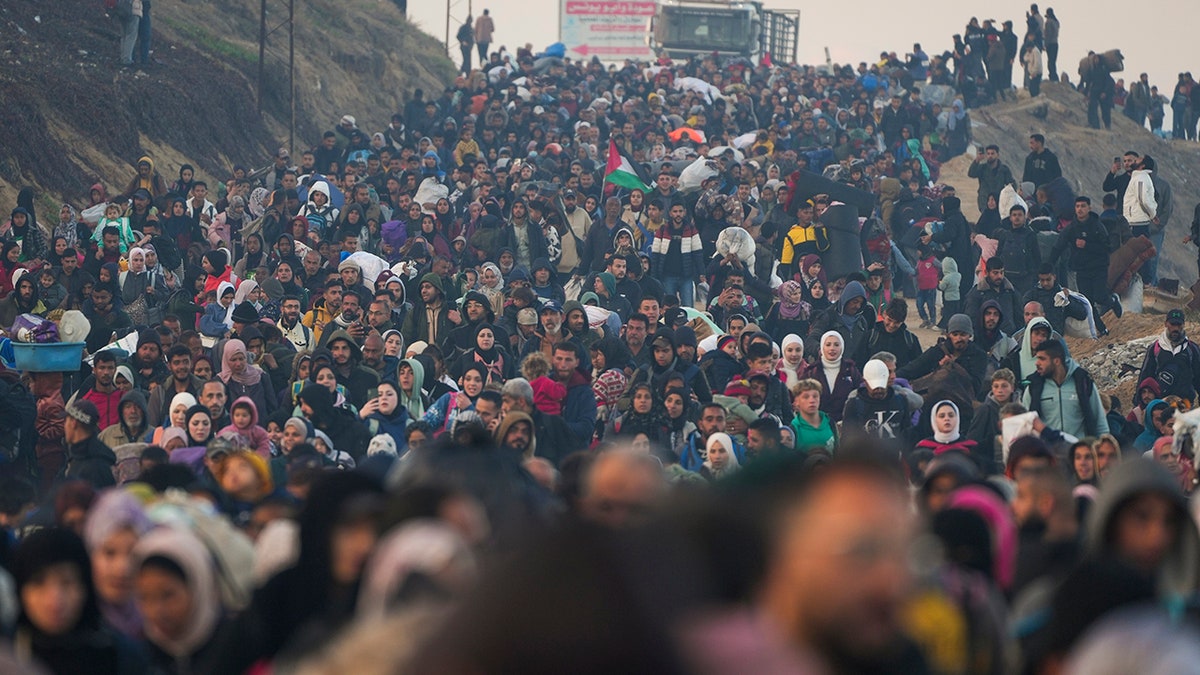 Palestinci hodaju cestom do sjeverne Gaze