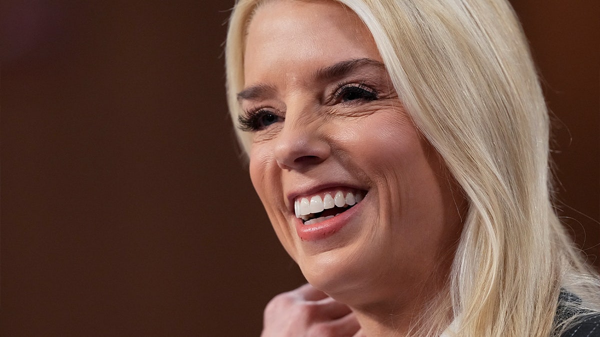 Pam Bondi snimljena u krupnom planu kako se smije