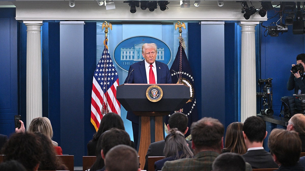 Američki predsjednik Donald Trump govori o nesreći srednjeg zraka između leta American Airlinesa 5342 i vojnom helikopteru u Washingtonu