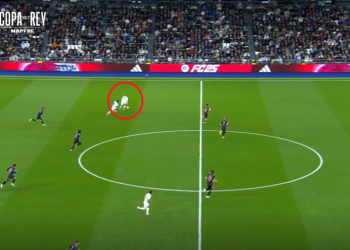 pogodak počevši sa svoje polovice igrališta