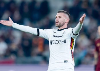 TRENUTAK LUDILA Rebić napravio prekršaj, pa nagazio protivnika dok je bio na podu | NACIONAL.HR