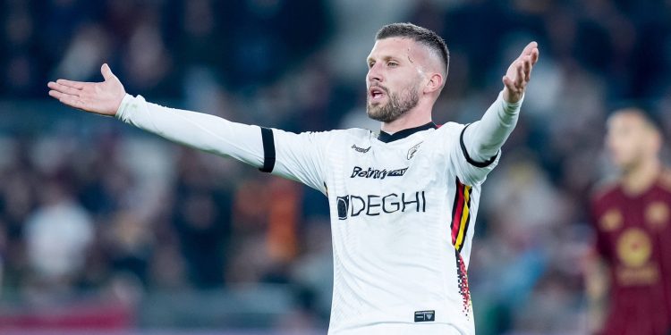 TRENUTAK LUDILA Rebić napravio prekršaj, pa nagazio protivnika dok je bio na podu | NACIONAL.HR