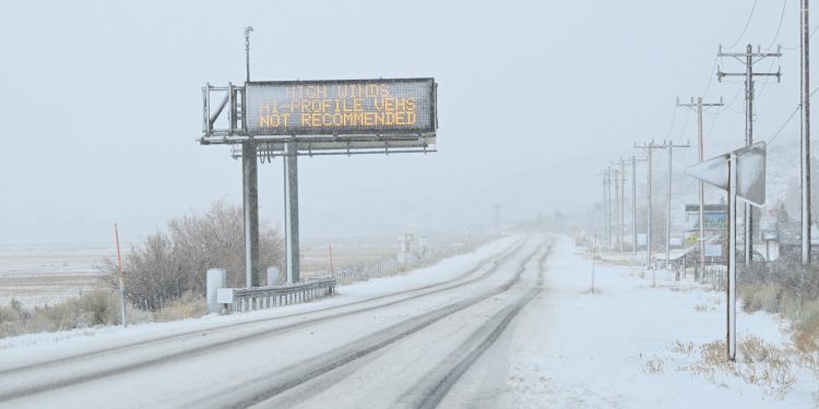 IZVANREDNO STANJE Veliki dijelovi SAD-a pod udarom snježne oluje, zatvorene pojedine zračne luke | NACIONAL.HR