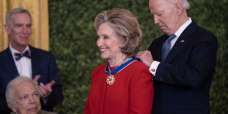 POSLJEDNJA ODLIKOVANJA Biden u Bijeloj kući dijelio medalje, među odabranima i Soros, Bono, Hillary Clinton… | NACIONAL.HR