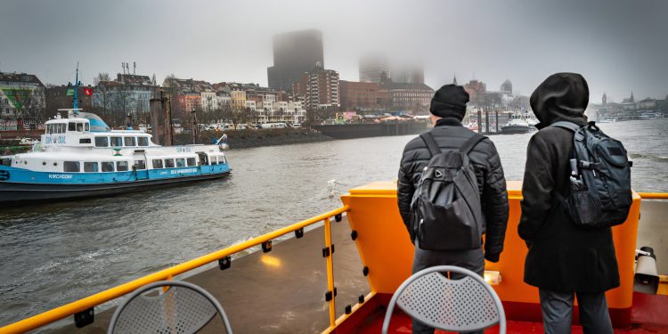 NESREĆA U HAMBURGU Sudarili se trajekt i teglenica, 11 ljudi ozlijeđeno | NACIONAL.HR
