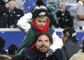 VATRENA PODRŠKA Bradley Cooper, navijač Philadelphije, izveo kći na utakmicu američkog nogometa | NACIONAL.HR