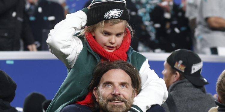 VATRENA PODRŠKA Bradley Cooper, navijač Philadelphije, izveo kći na utakmicu američkog nogometa | NACIONAL.HR