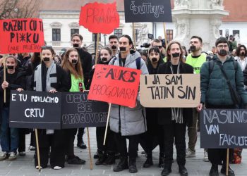 Omišanka ‘na nogama’ zbog nasilnog osječkog profesora: „Udarit studenticu, prodavat drogu, dolazit nadrogiran na sat? To je od stresa, svaka čast“