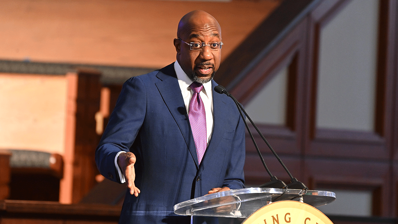 Raphael Warnock govori u crkvi