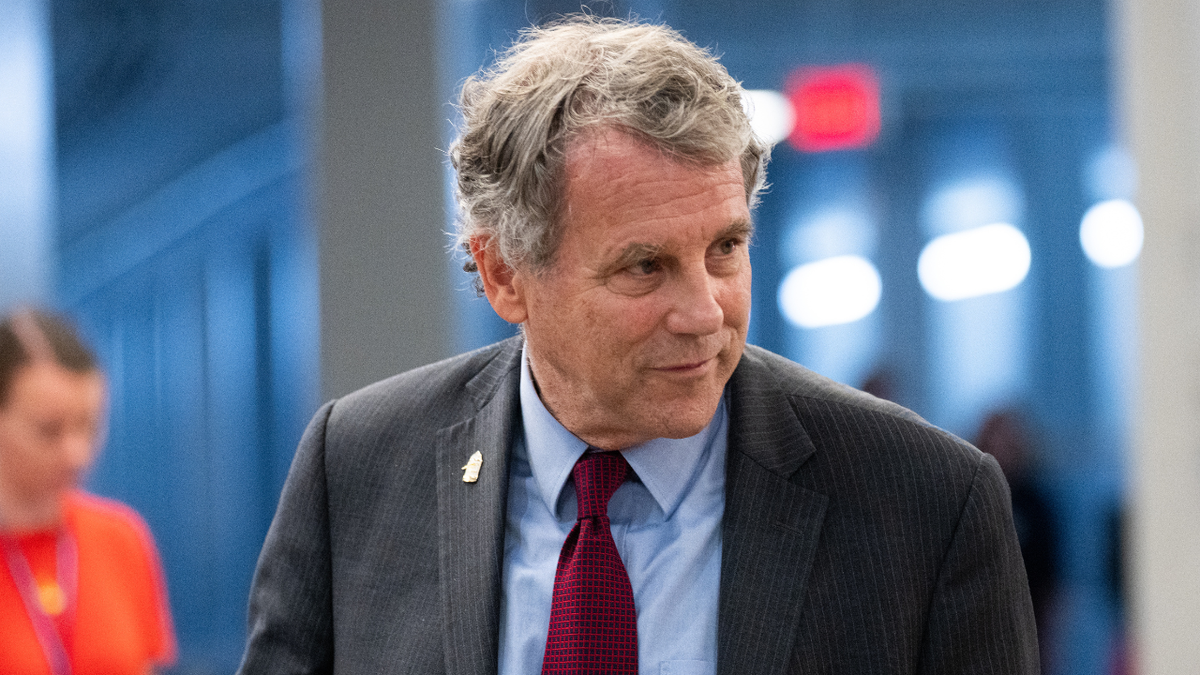 Sherrod Brown, D-Ohio, šeta Kapitolom u srpnju.