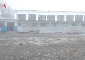 RAZBIJENA STAKLA Petardama demolirali vrata i prozore škole u Zagrebu | NACIONAL.HR