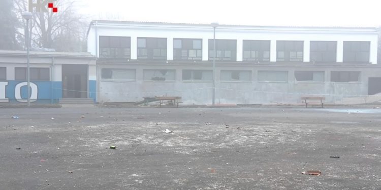 RAZBIJENA STAKLA Petardama demolirali vrata i prozore škole u Zagrebu | NACIONAL.HR