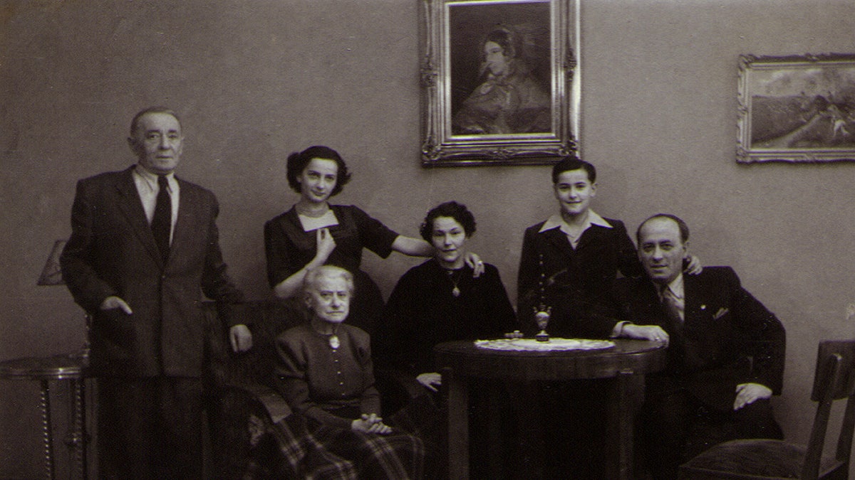 The Horowitz Family survivors, Szachne, Sabina, Niusia, Regina, Ryszard and Dawid. Kraków, Poland.