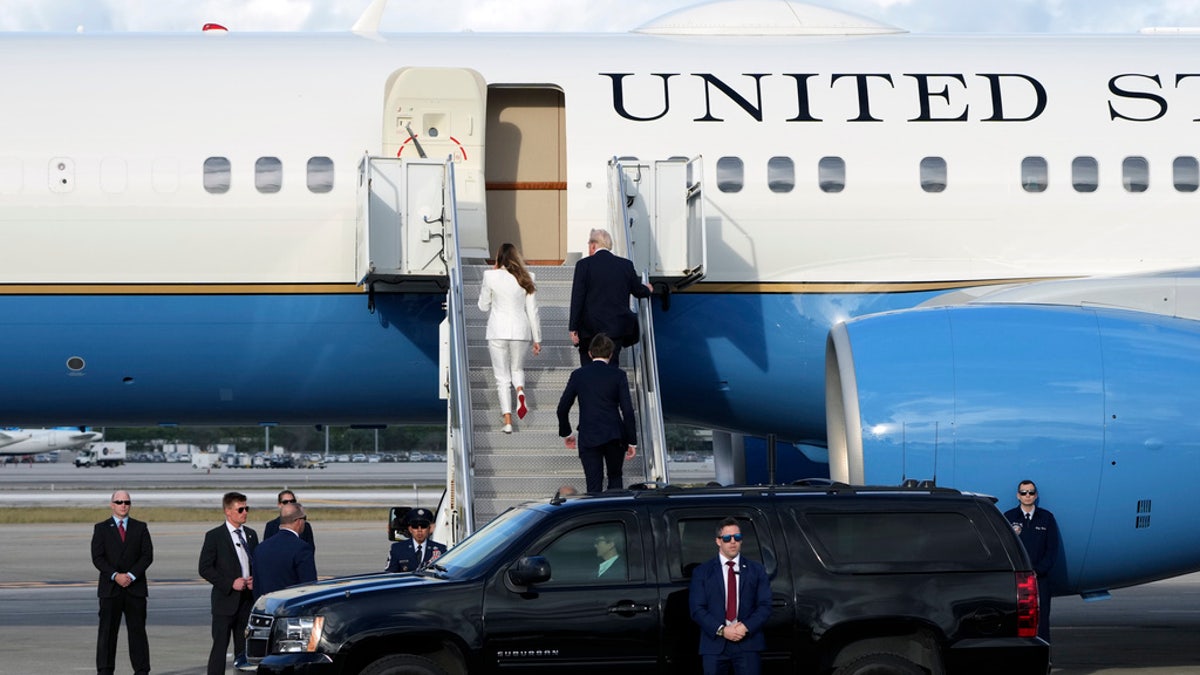 Novoizabrani predsjednik Donald Trump, s Melanijom i Barronom Trumpom, u subotu se ukrcava u zrakoplov specijalnih misija zračnih snaga u međunarodnoj zračnoj luci Palm Beach.