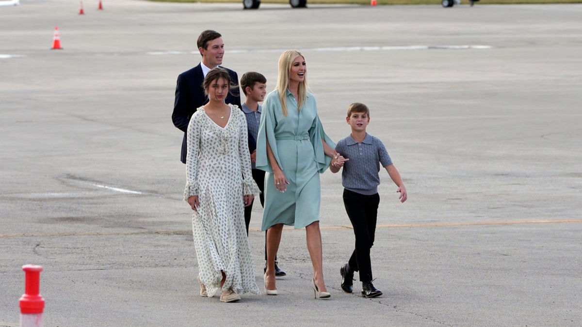 Ivanka Trump, Jared Kushner i obitelj, stižu kako bi se ukrcali u zrakoplov posebne zračne misije zračnih snaga koji je spreman za dolazak novoizabranog predsjednika Donalda Trumpa u međunarodnu zračnu luku Palm Beach, u subotu, u West Palm Beachu, Florida, za putovanje u Washington .