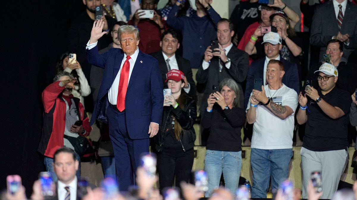 Trump maše na skupu u Vegasu
