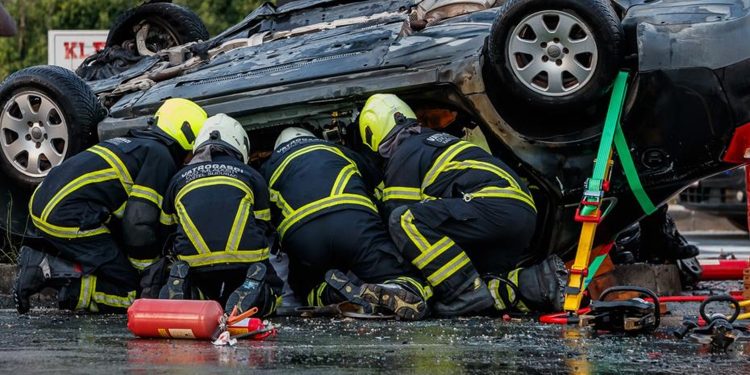 NEVIĐENO Dvojica kod Našica napala vatrogasce dok su izvlačili unesrećene iz zapaljenog auta | NACIONAL.HR