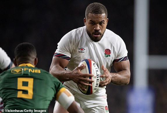 LONDON, ENGLAND - NOVEMBER 16: Ollie Lawrence of England (right) and Grant Williams of South Africa during the Autumn Nations Series 2024 match between England and South Africa at Allianz Stadium on November 16, 2024 in London, England. (Photo by Visionhaus/Getty Images)