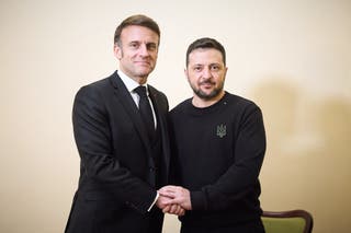 Ukrajinski predsjednik Volodymyr Zelensky rukuje se s francuskim predsjednikom Emmanuelom Macronom tijekom njihovog sastanka
