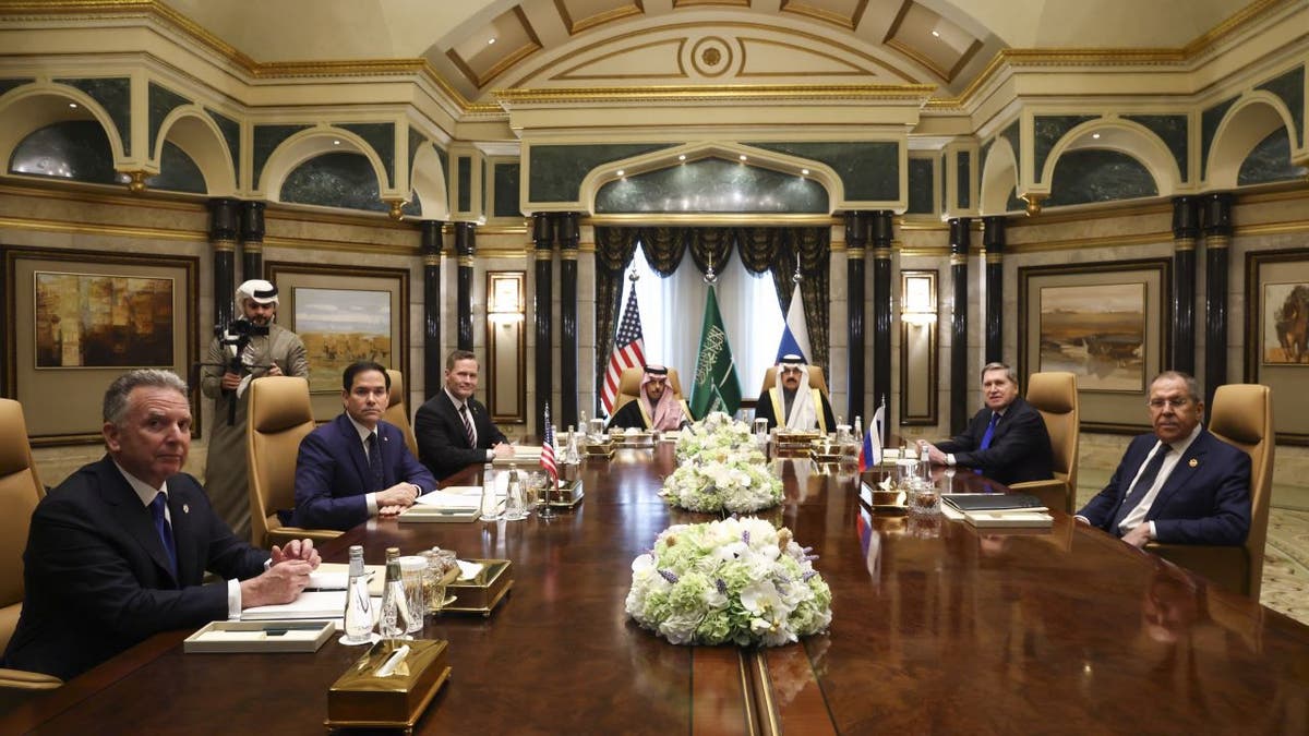 Američki državni tajnik Marco Rubio, Druga ljevica, sastaje se sa saudijskim ministrom vanjskih poslova princom Faisalom bin Farhanom Al Saudom, Saudijski savjetnik za nacionalnu sigurnost Mosaada Bin Mohammad Al-Aiban, američki savjetnik za nacionalnu sigurnost Mike Waltz, treći lijevi, američki izaslanik STEVE WIKOFF-a, Lijevo, ruski ministar vanjskih poslova Sergej Lavrov, desno i ruski predsjednik Vladimira Putina, savjetnik za vanjsku politiku Yuri Ushakov, drugo desno, u palači Diriyah, u Rijadu, Saudijska Arabija, utorak 18. veljače 2025. (Evelyn Hockstein/Bazen fotografija putem AP)