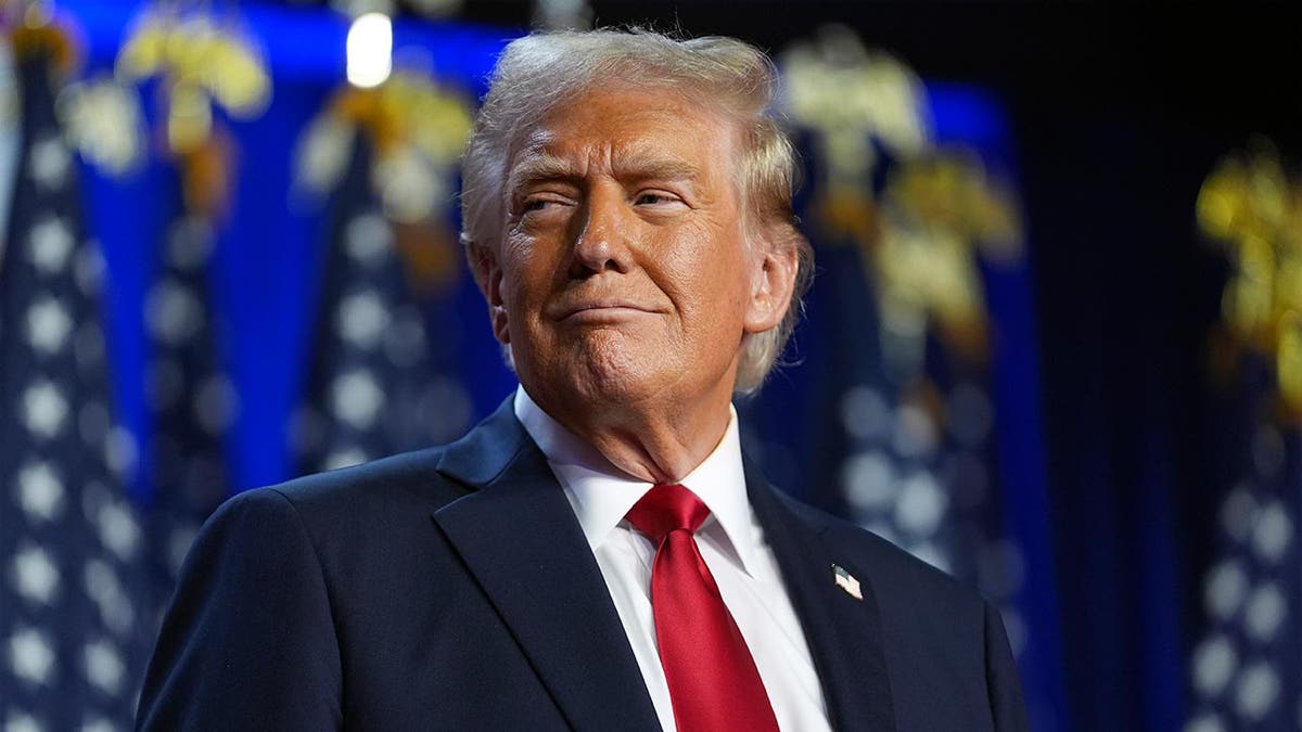 Donald Trump se nasmiješi u mornarskom odijelu i crvenoj kravate