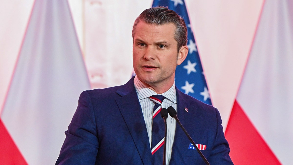 Ministar obrane Pete Hegseth govori na konferenciji za novinare u Poljskoj