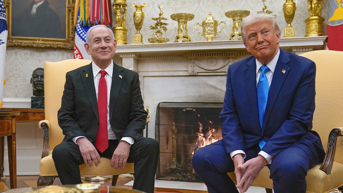 Izraelski premijer Benjamin Netanyahu i predsjednik Donald Trump sjede u Ovalnom uredu