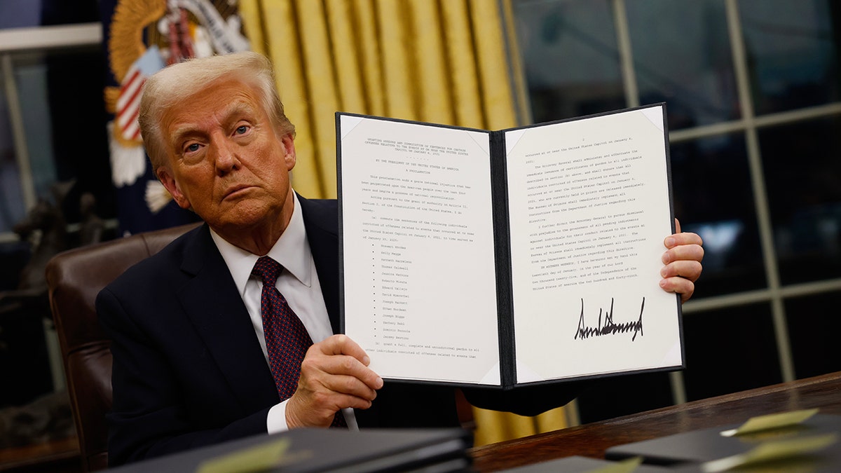 Trump potpisujući izvršnu naredbu