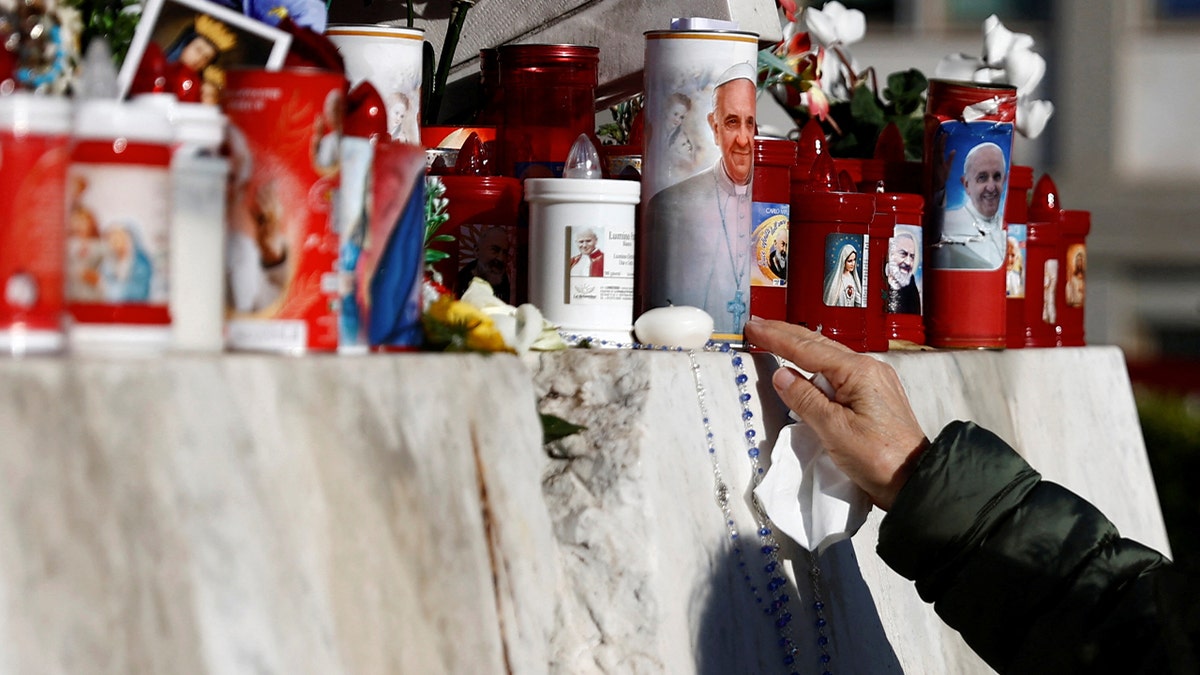 Osoba se moli izvan bolnice gdje se liječi papa Franjo