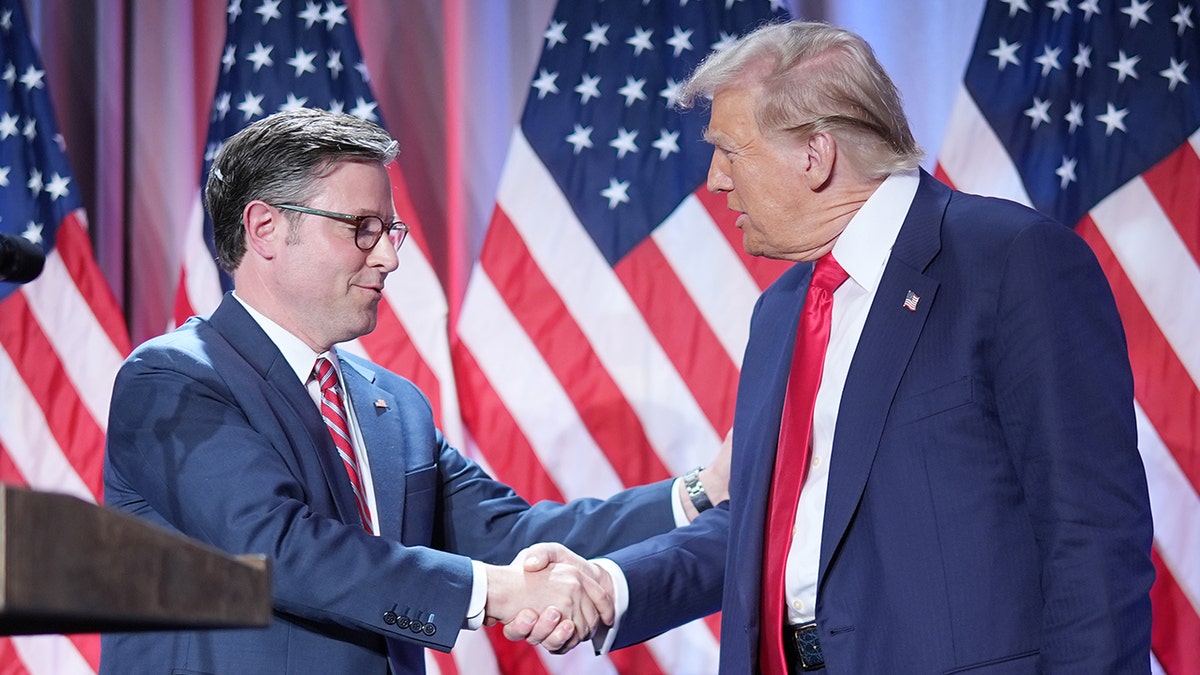 Mike Johnson i Donald Trump rukuju
