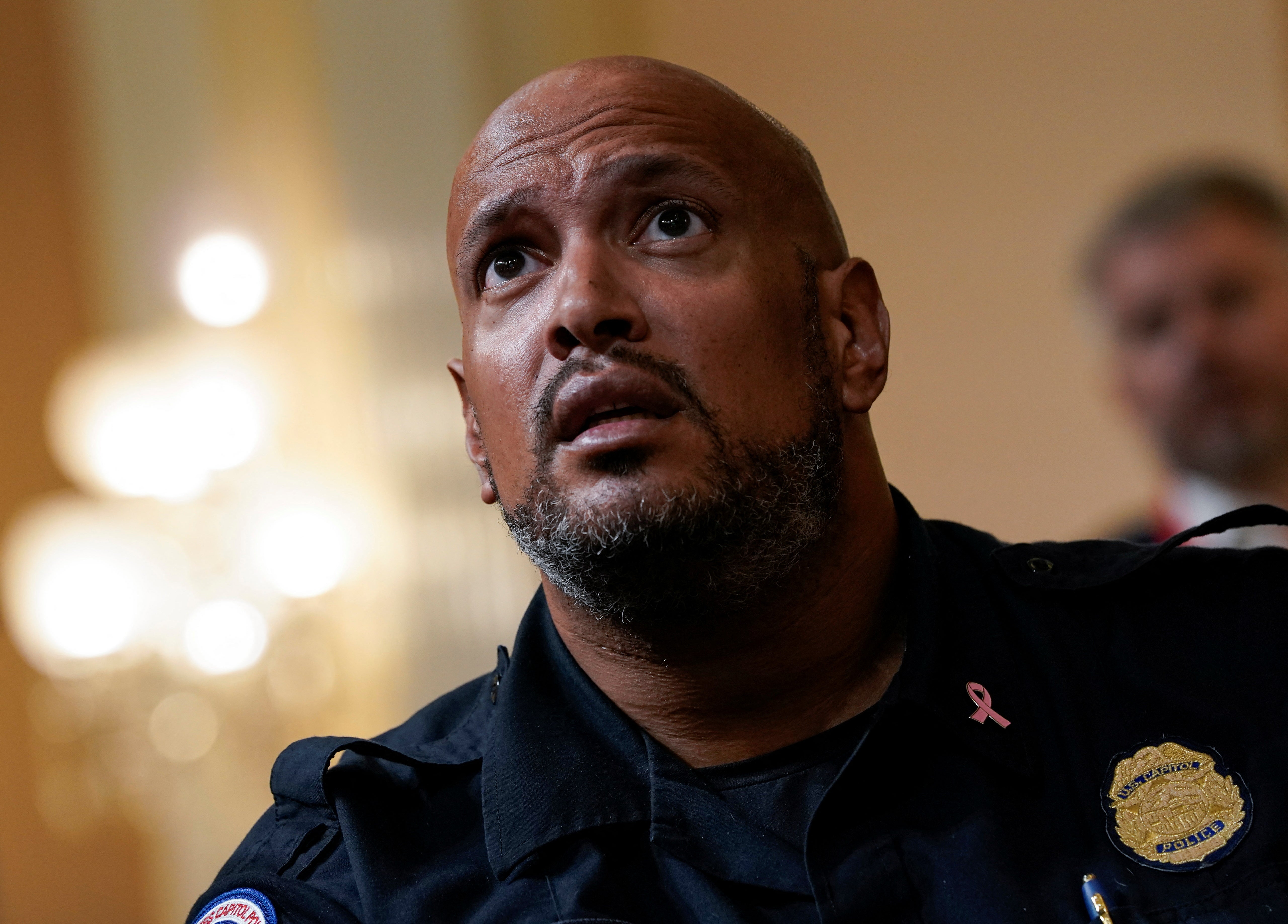 Tada policajac Harry Dunn gleda videozapis o neredima od 6. siječnja 2021. tijekom istrage odbora za odabir kuće o nasilju 2022. godine.