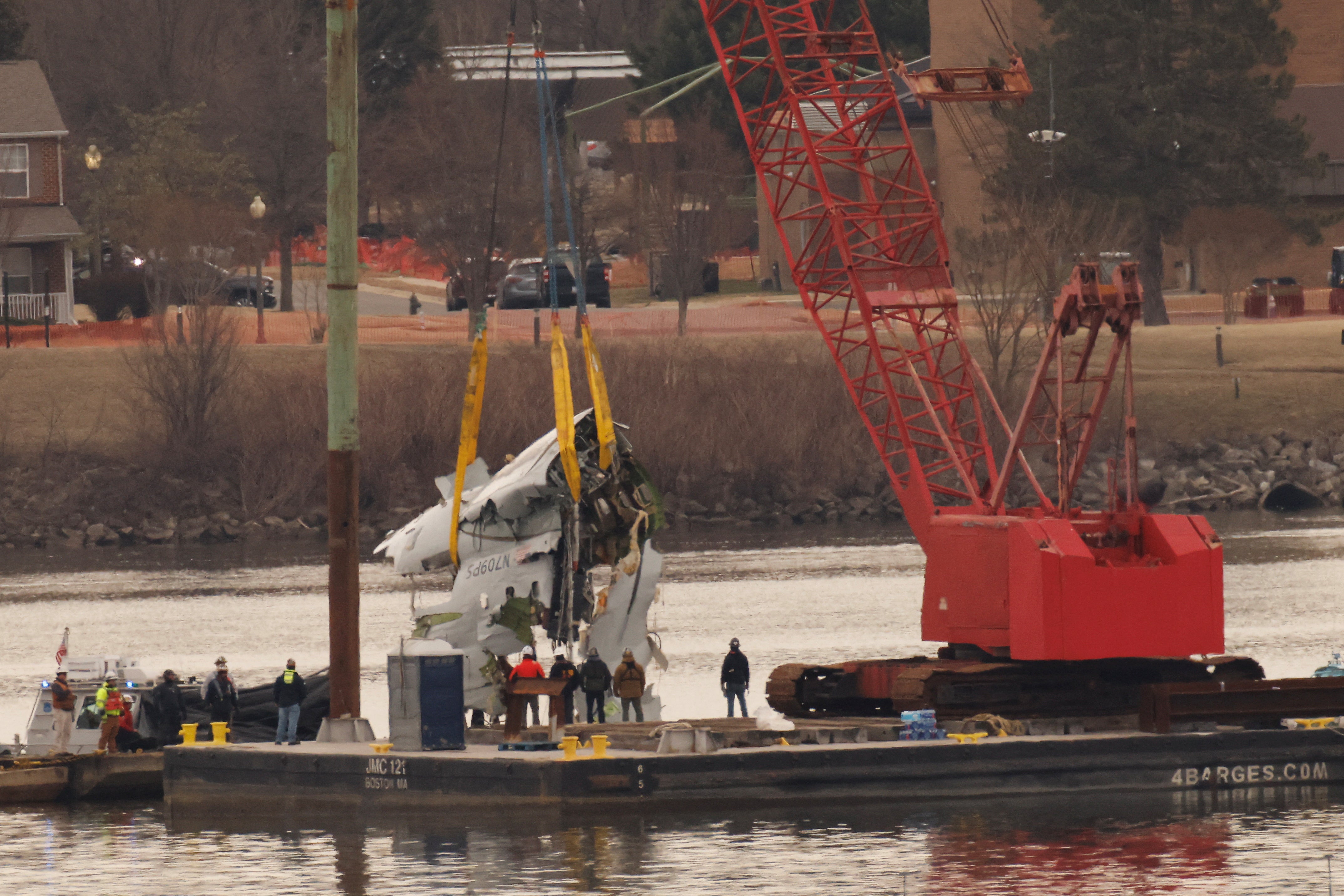 Posade za oporavak uklanjaju komade mlaza American Airlines koji su se sudarili s helikopterom Black Hawk preko rijeke Potomac u Washingtonu, DC