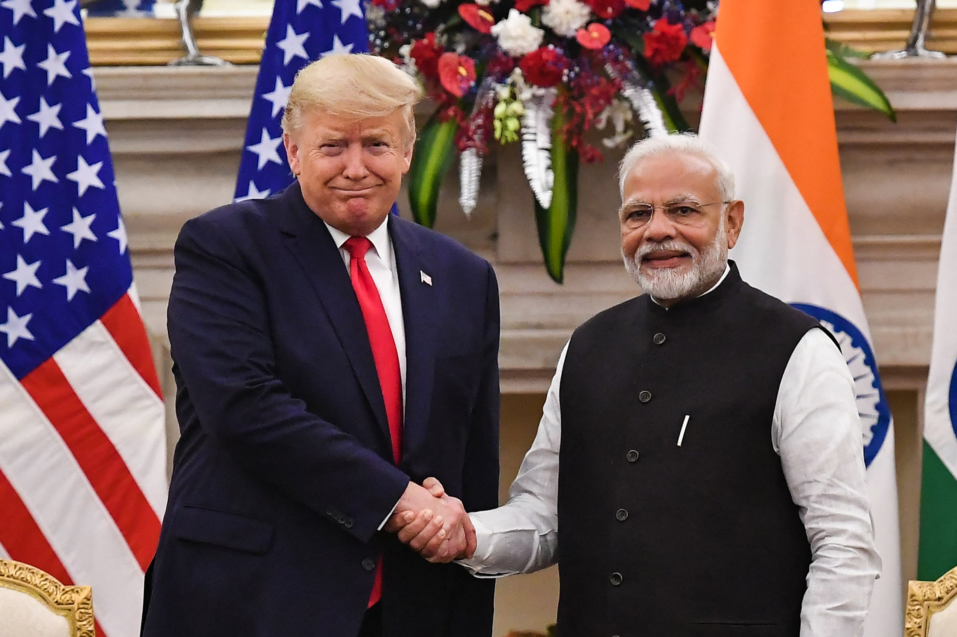 Datoteka: Indijski premijer Narendra Modi rukuje se s američkim predsjednikom Donaldom Trumpom prije sastanka u Hyderabad Houseu u New Delhiju 25. veljače 2020.