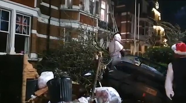 Antonio je viđen kako se penje iz svojih 210.000 funti Lamborghinija nakon što se srušio u prednji vrt