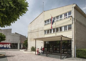 Slobodna Dalmacija – Svi učenici ove škole sutra planiraju bojkot nastave, ovo je prvi takav slučaj u državi: ‘Ne želimo biti zatvorenici…’