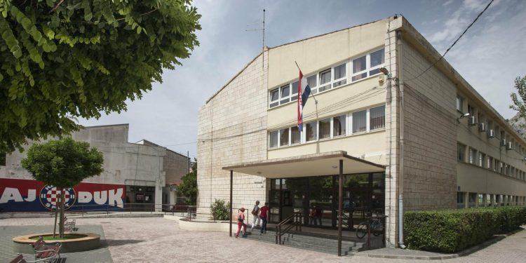 Slobodna Dalmacija – Svi učenici ove škole sutra planiraju bojkot nastave, ovo je prvi takav slučaj u državi: ‘Ne želimo biti zatvorenici…’