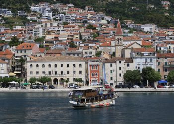 Slobodna Dalmacija – Policija u Makarskoj u općem ratu protiv droge; akcije svih snaga su intenzivirane, stalno ‘padaju’ dileri i narkomani