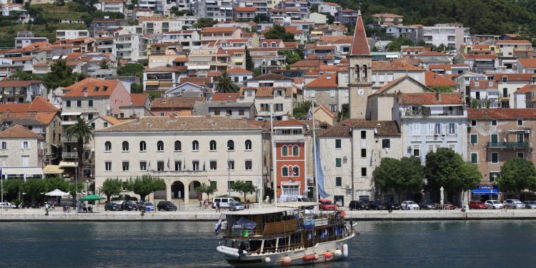 Slobodna Dalmacija – Policija u Makarskoj u općem ratu protiv droge; akcije svih snaga su intenzivirane, stalno ‘padaju’ dileri i narkomani