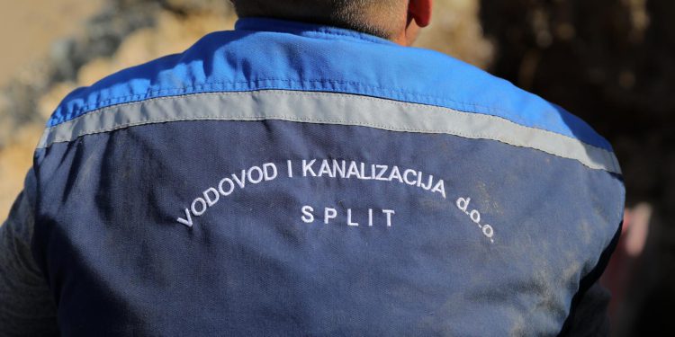 Slobodna Dalmacija – Napunite kante još večeras; ‘Vodovod’ javlja da čak sedam ulica u mjestu kod Splita sutra cijelo jutro ostaje bez vode