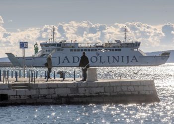 Slobodna Dalmacija – Nemojte da vas zavara sunce na prozoru, dugo nije bilo ovako hladno jutro u Splitu. A tek u Sinju…