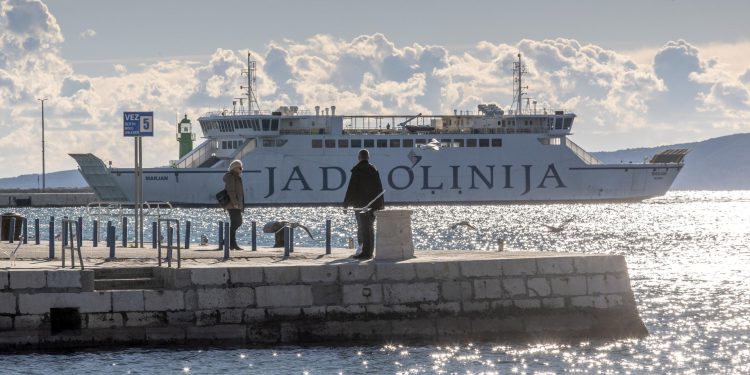 Slobodna Dalmacija – Nemojte da vas zavara sunce na prozoru, dugo nije bilo ovako hladno jutro u Splitu. A tek u Sinju…