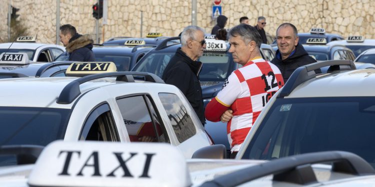 Slobodna Dalmacija – Iz Bolta odgovorili na nedavne prosvjede splitskih taksista: Ne zapošljavamo mi vozače, naš je prihod samo od provizije