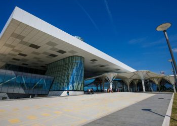 Slobodna Dalmacija – Ipak se može. U razmaku od desetak dana otac i kći snimili su isti prizor na splitskom aerodromu, razlika je drastična