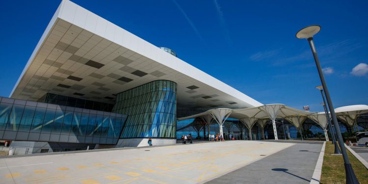 Slobodna Dalmacija – Ipak se može. U razmaku od desetak dana otac i kći snimili su isti prizor na splitskom aerodromu, razlika je drastična