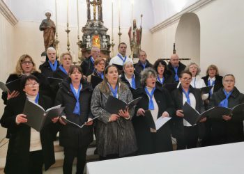 Slobodna Dalmacija – Crkva na Braču odjekivala je zvonkim zborskim glasovima! Roko Zuanić (79): ‘Pjevat ću dok mi zdravlje dopusti’