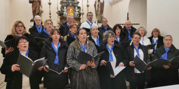 Slobodna Dalmacija – Crkva na Braču odjekivala je zvonkim zborskim glasovima! Roko Zuanić (79): ‘Pjevat ću dok mi zdravlje dopusti’