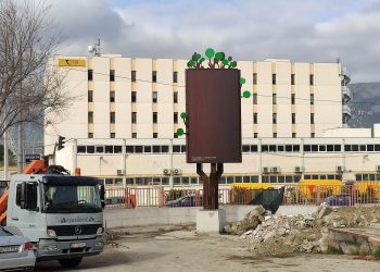 Slobodna Dalmacija – ‘Displej koji u dvorištu splitskog gradilišta vrti reklame je nelegalan!’ Tamo je već mjesec dana, dosad se fino utržilo