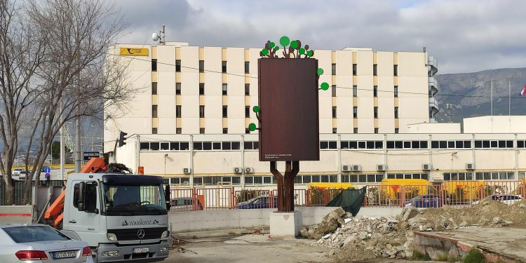 Slobodna Dalmacija – ‘Displej koji u dvorištu splitskog gradilišta vrti reklame je nelegalan!’ Tamo je već mjesec dana, dosad se fino utržilo