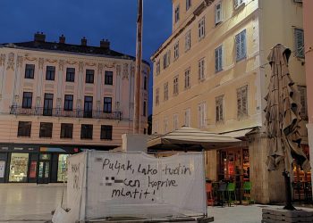 Slobodna Dalmacija – U zoru na Pjaci osvanule pogrdne poruke, nekima nije najbolje sjelo Puljkovo hitro uklanjanje spomenika: Popravi uru!