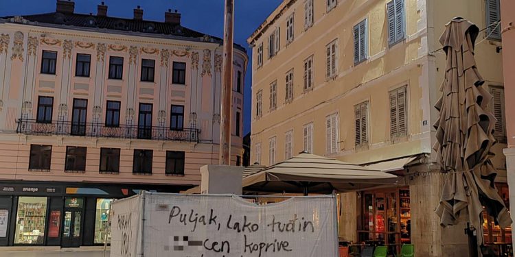 Slobodna Dalmacija – U zoru na Pjaci osvanule pogrdne poruke, nekima nije najbolje sjelo Puljkovo hitro uklanjanje spomenika: Popravi uru!